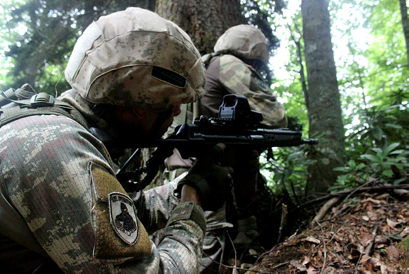 Son dakika: Kamuflajlı sırt çantalarından çıkan dehşete düşürdü!