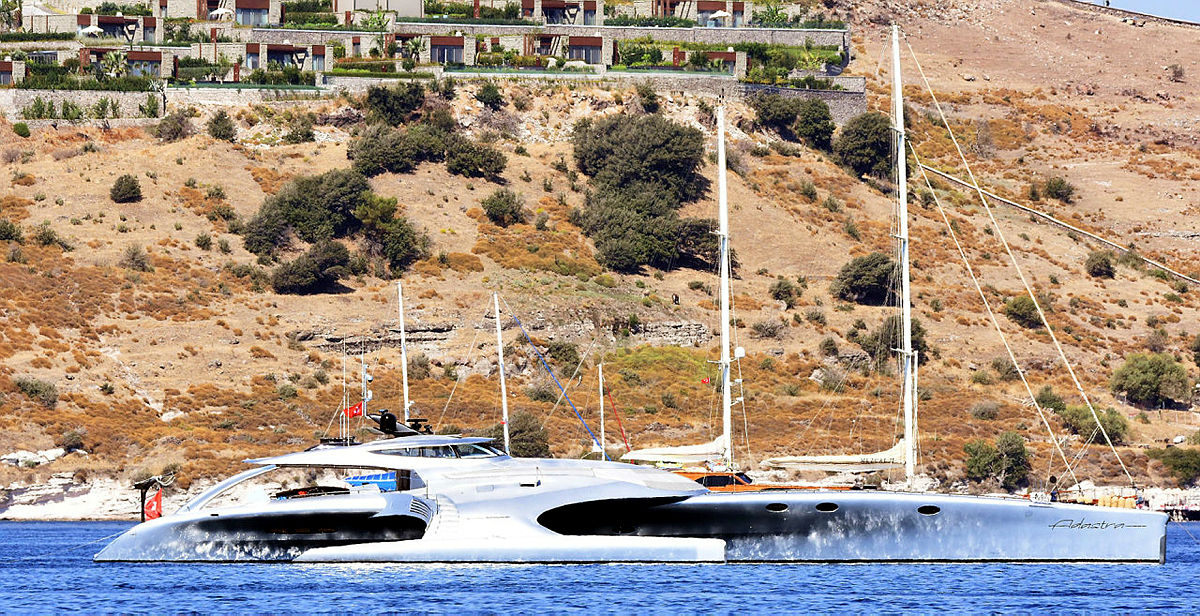 Uzay mekiği görünümündeki 15 milyonluk yat Bodrum’a demirledi