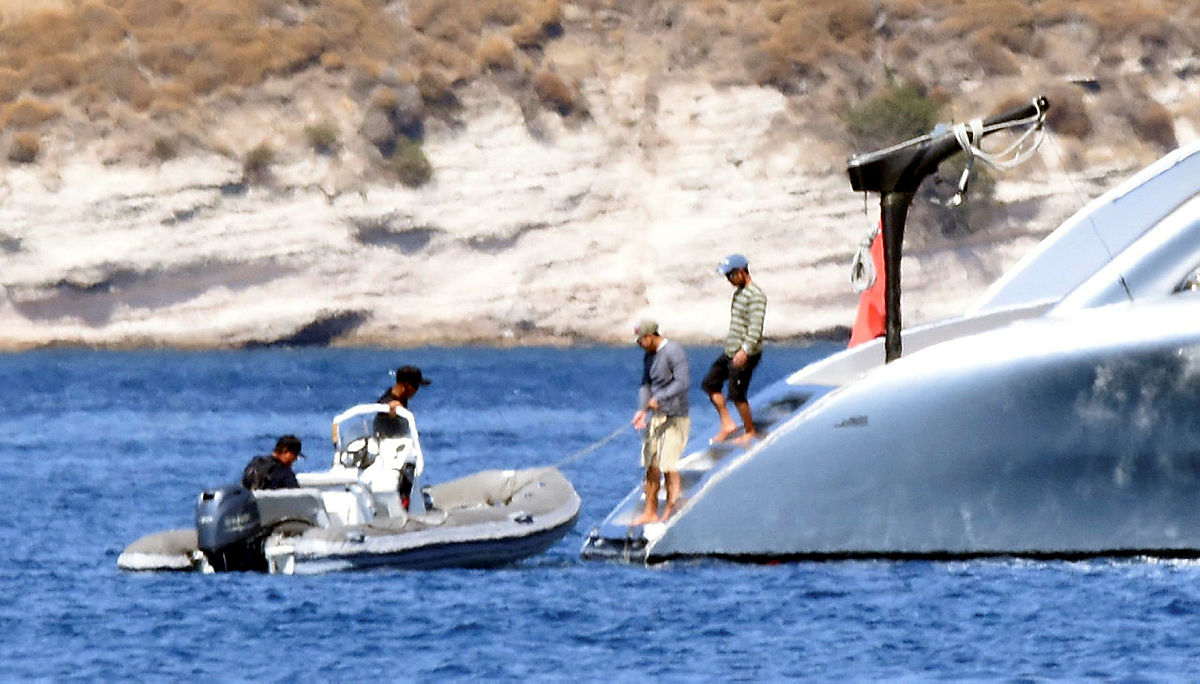 Uzay mekiği görünümündeki 15 milyonluk yat Bodrum’a demirledi