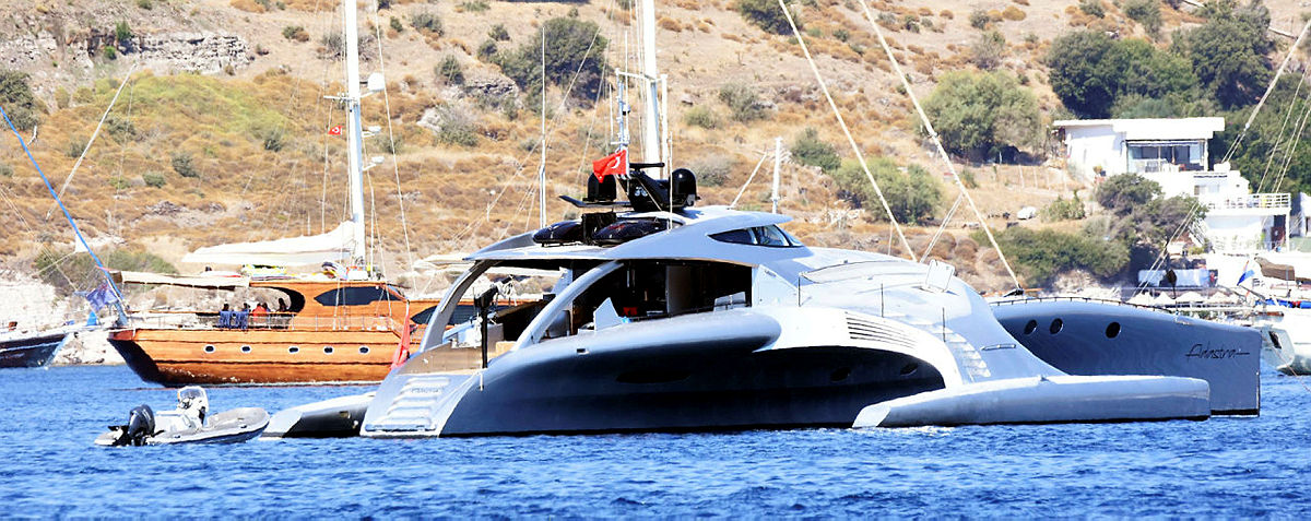 Uzay mekiği görünümündeki 15 milyonluk yat Bodrum’a demirledi