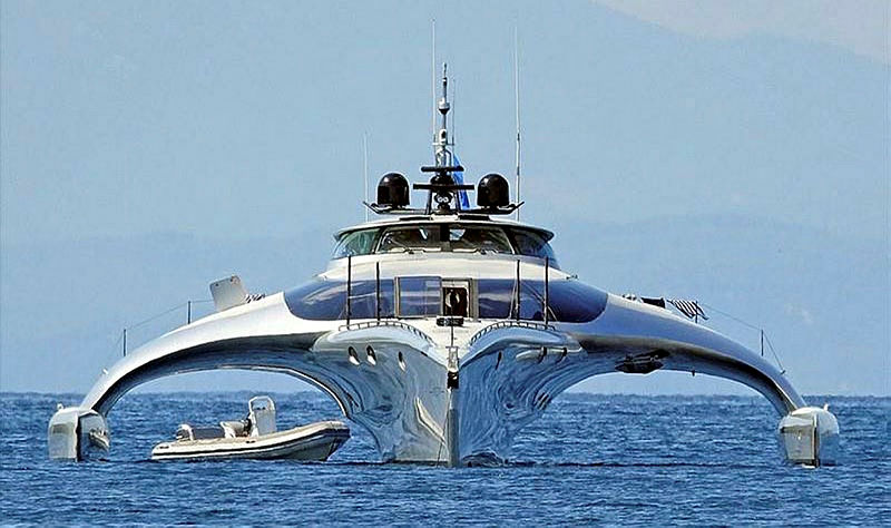Uzay mekiği görünümündeki 15 milyonluk yat Bodrum’a demirledi