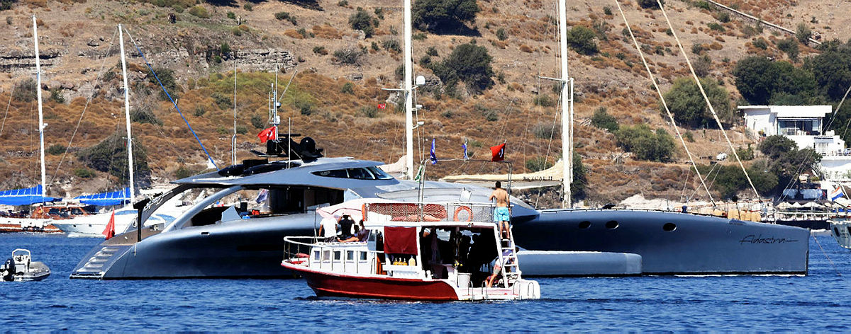 Uzay mekiği görünümündeki 15 milyonluk yat Bodrum’a demirledi