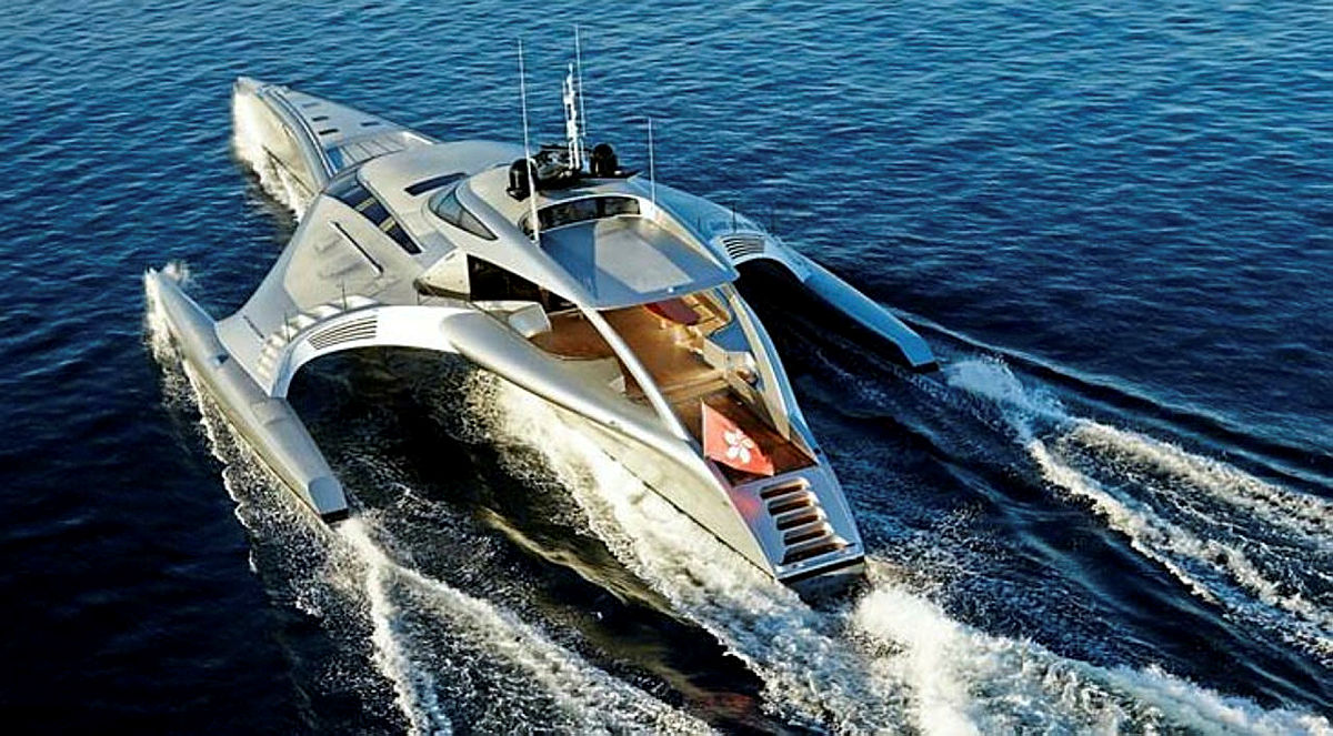 Uzay mekiği görünümündeki 15 milyonluk yat Bodrum’a demirledi