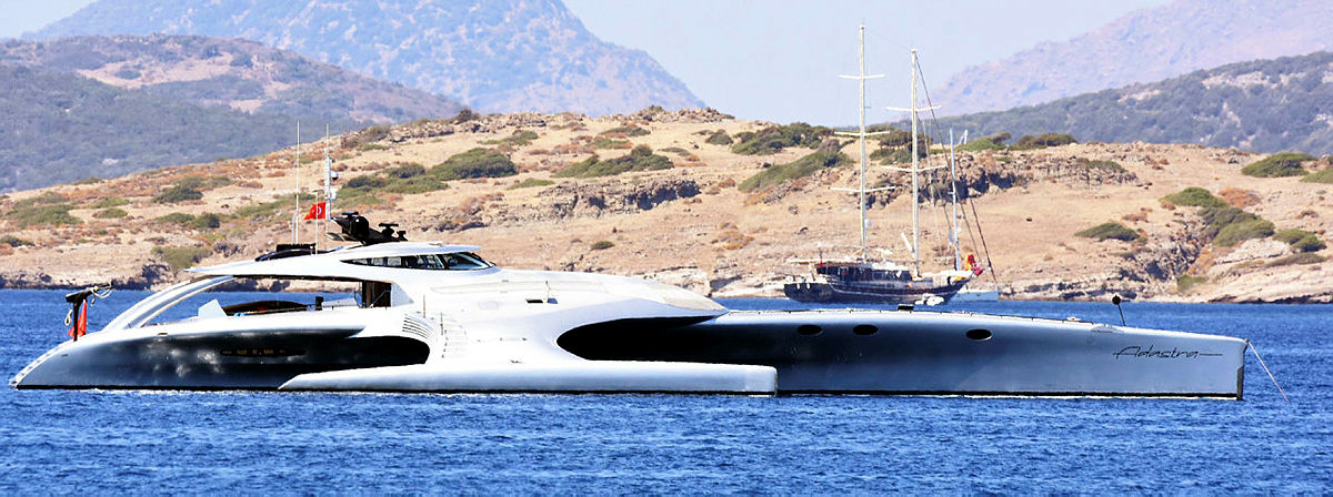 Uzay mekiği görünümündeki 15 milyonluk yat Bodrum’a demirledi