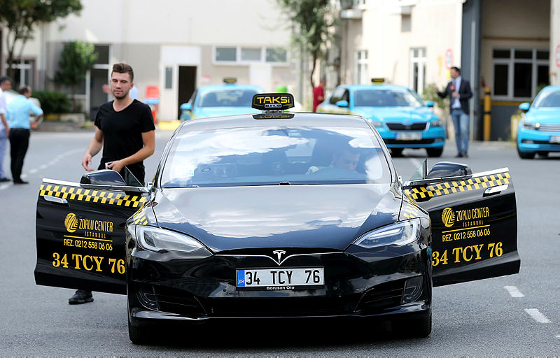 Havalimanı yolcuları renkli taksileri sevdi