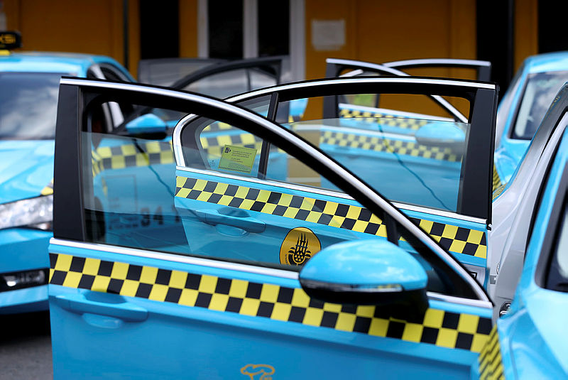 Havalimanı yolcuları renkli taksileri sevdi