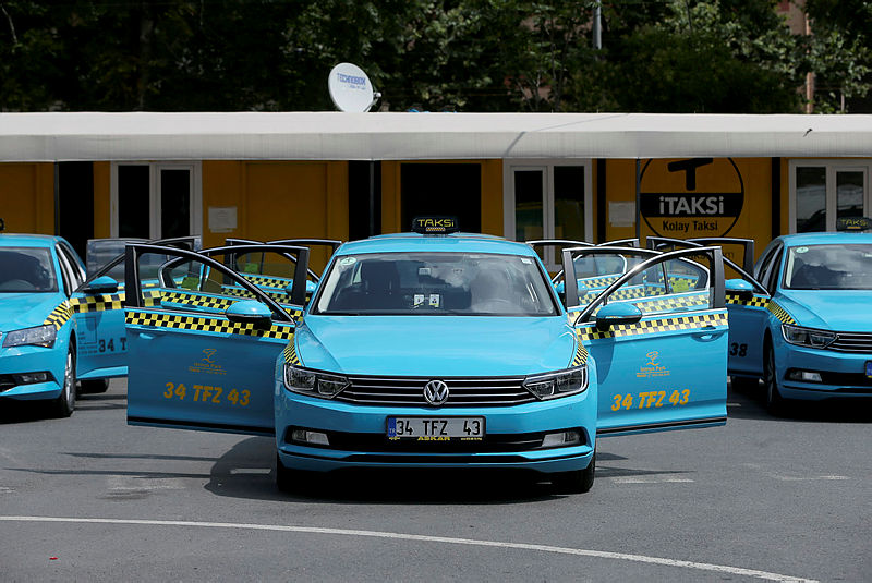 Havalimanı yolcuları renkli taksileri sevdi