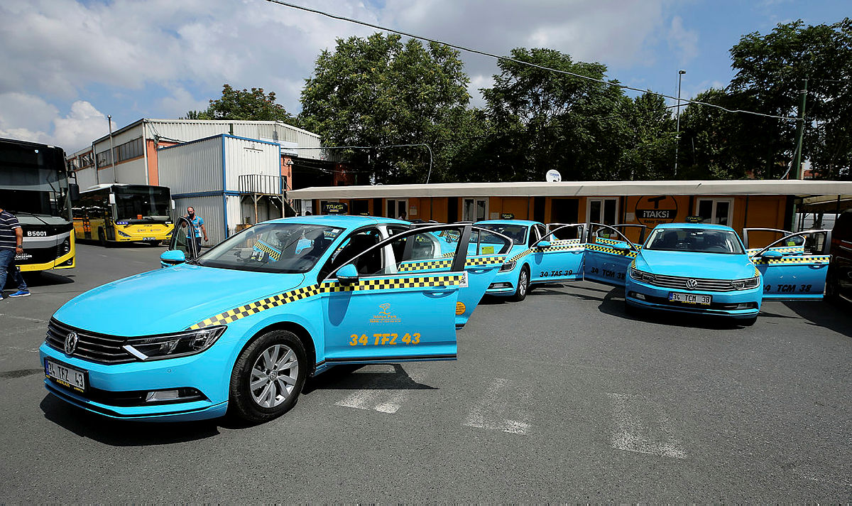 Havalimanı yolcuları renkli taksileri sevdi
