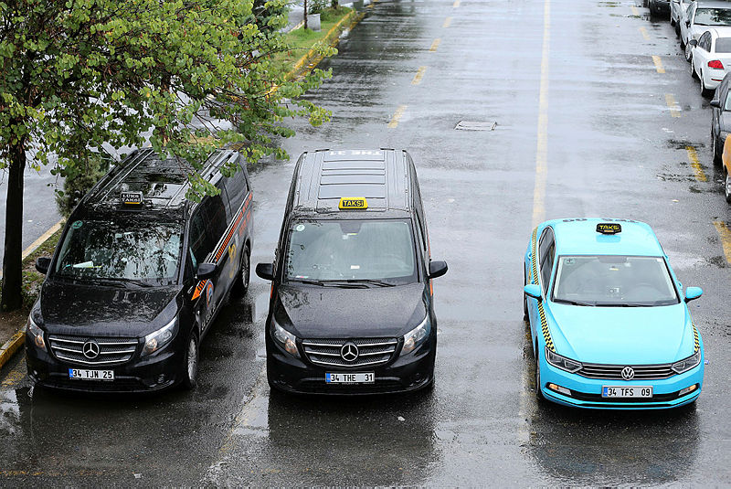 Havalimanı yolcuları renkli taksileri sevdi