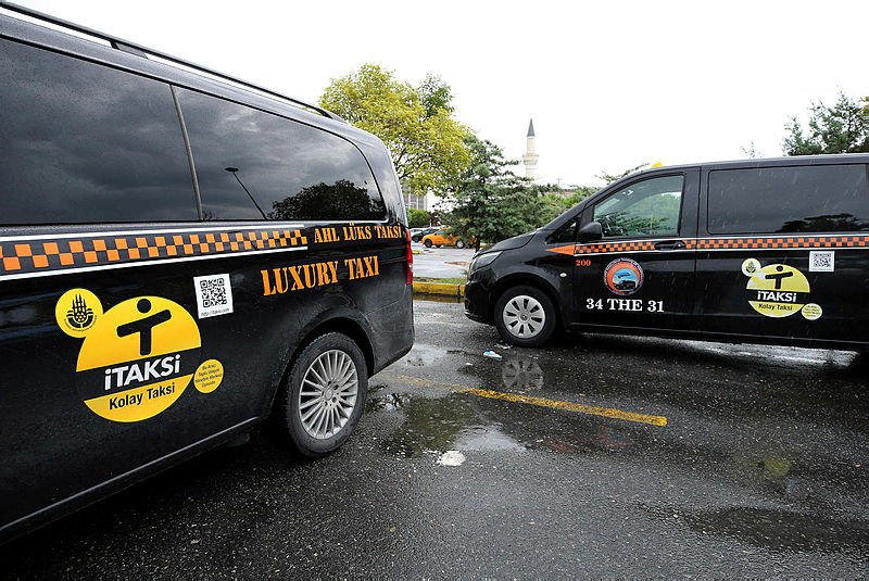 Havalimanı yolcuları renkli taksileri sevdi