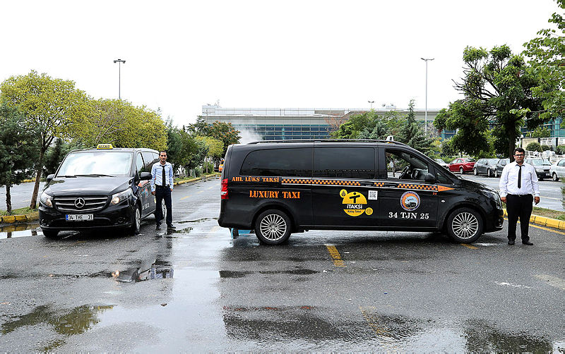 Havalimanı yolcuları renkli taksileri sevdi