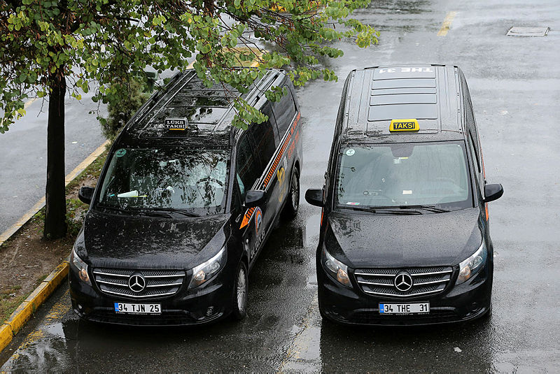 Havalimanı yolcuları renkli taksileri sevdi