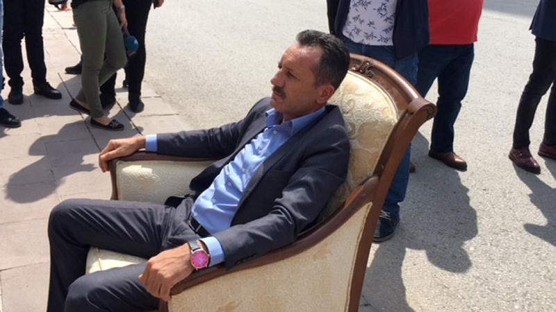 Son dakika: CHP Genel Merkezi önünde koltuklu eylem