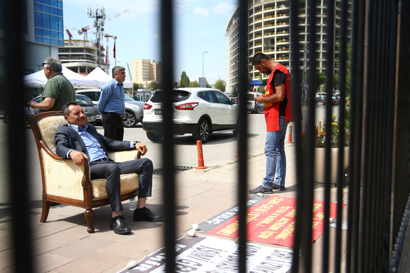 Son dakika: CHP Genel Merkezi önünde koltuklu eylem