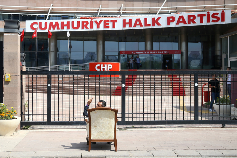 Son dakika: CHP Genel Merkezi önünde koltuklu eylem