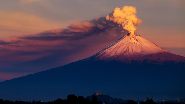Endonezya’da Anak Krakatau Yanardağı faaliyete geçti