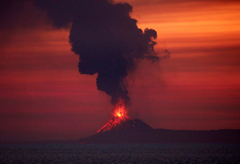 Endonezya’da Anak Krakatau Yanardağı faaliyete geçti