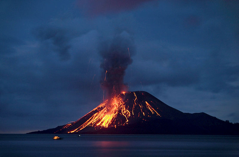 Endonezya’da Anak Krakatau Yanardağı faaliyete geçti