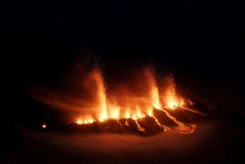 Endonezya’da Anak Krakatau Yanardağı faaliyete geçti