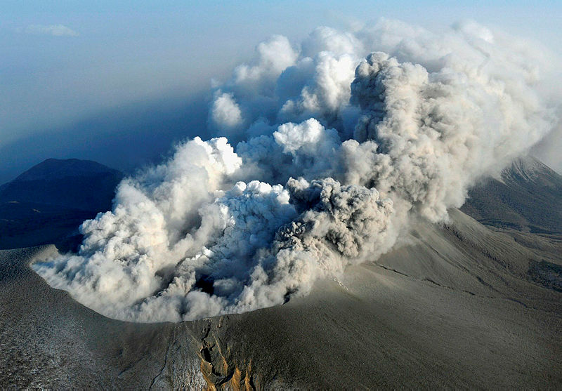 Endonezya’da Anak Krakatau Yanardağı faaliyete geçti