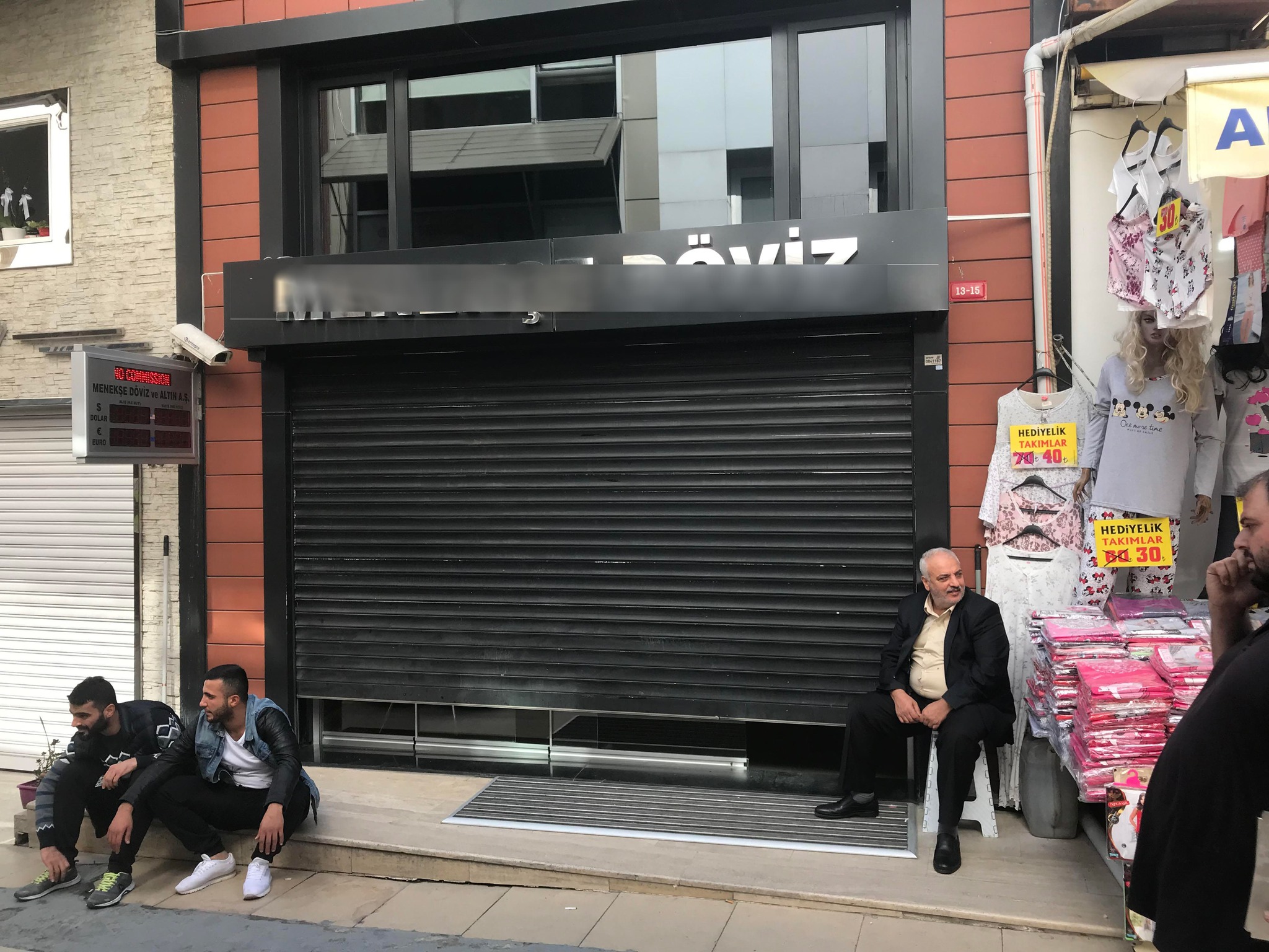 Esnaf bekledi Gürsel Tekin gelmedi