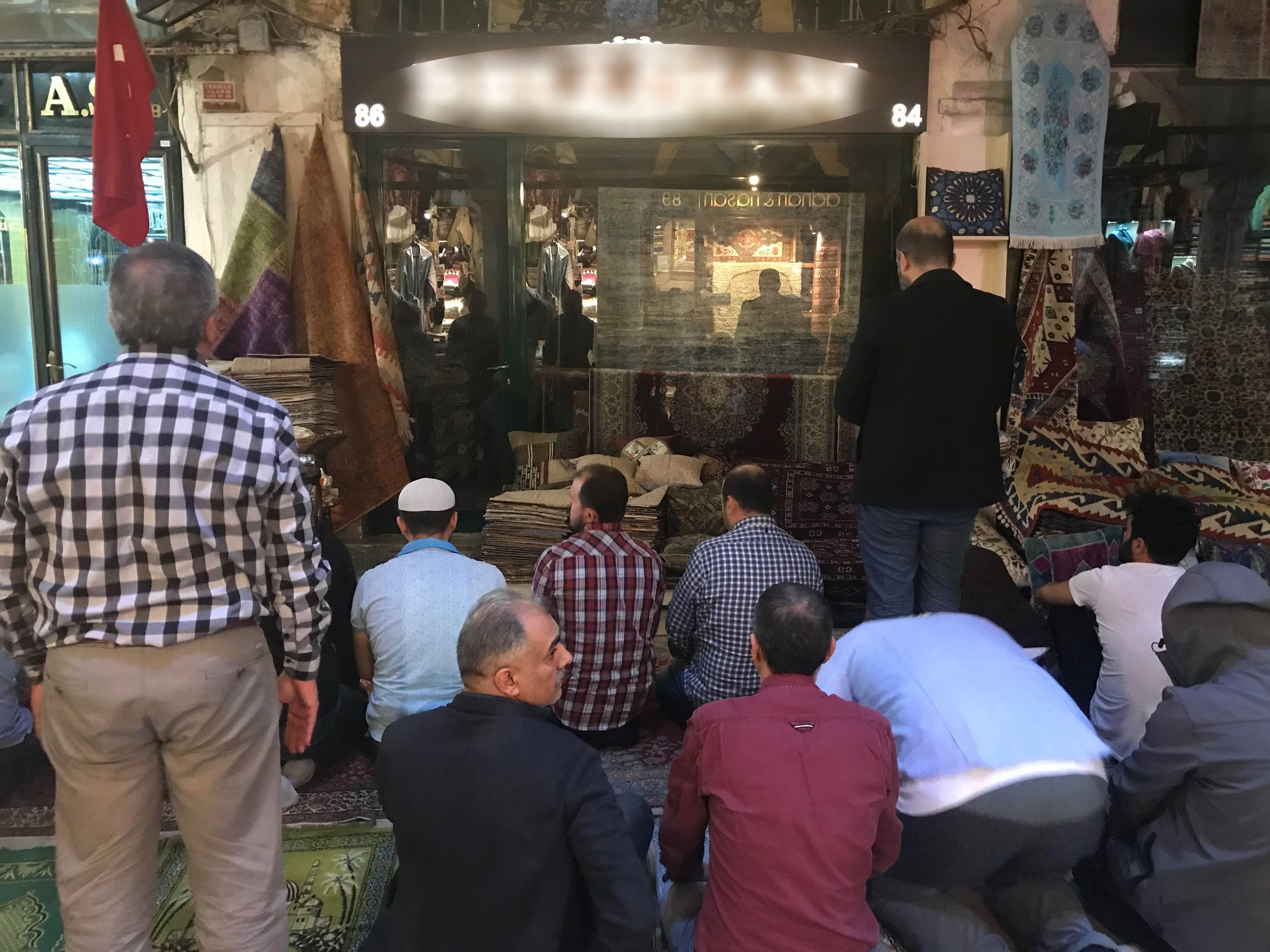 Esnaf bekledi Gürsel Tekin gelmedi