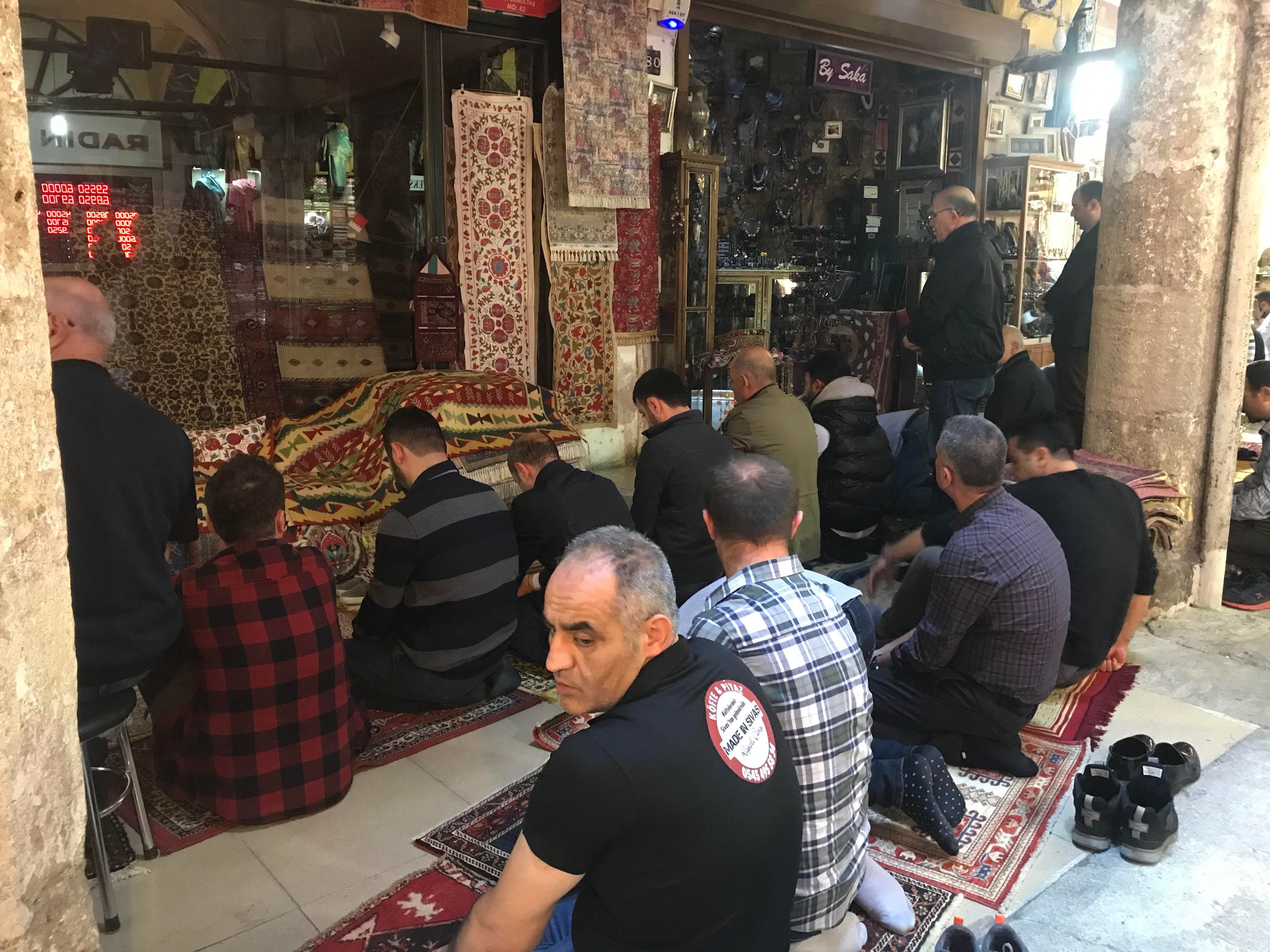 Esnaf bekledi Gürsel Tekin gelmedi