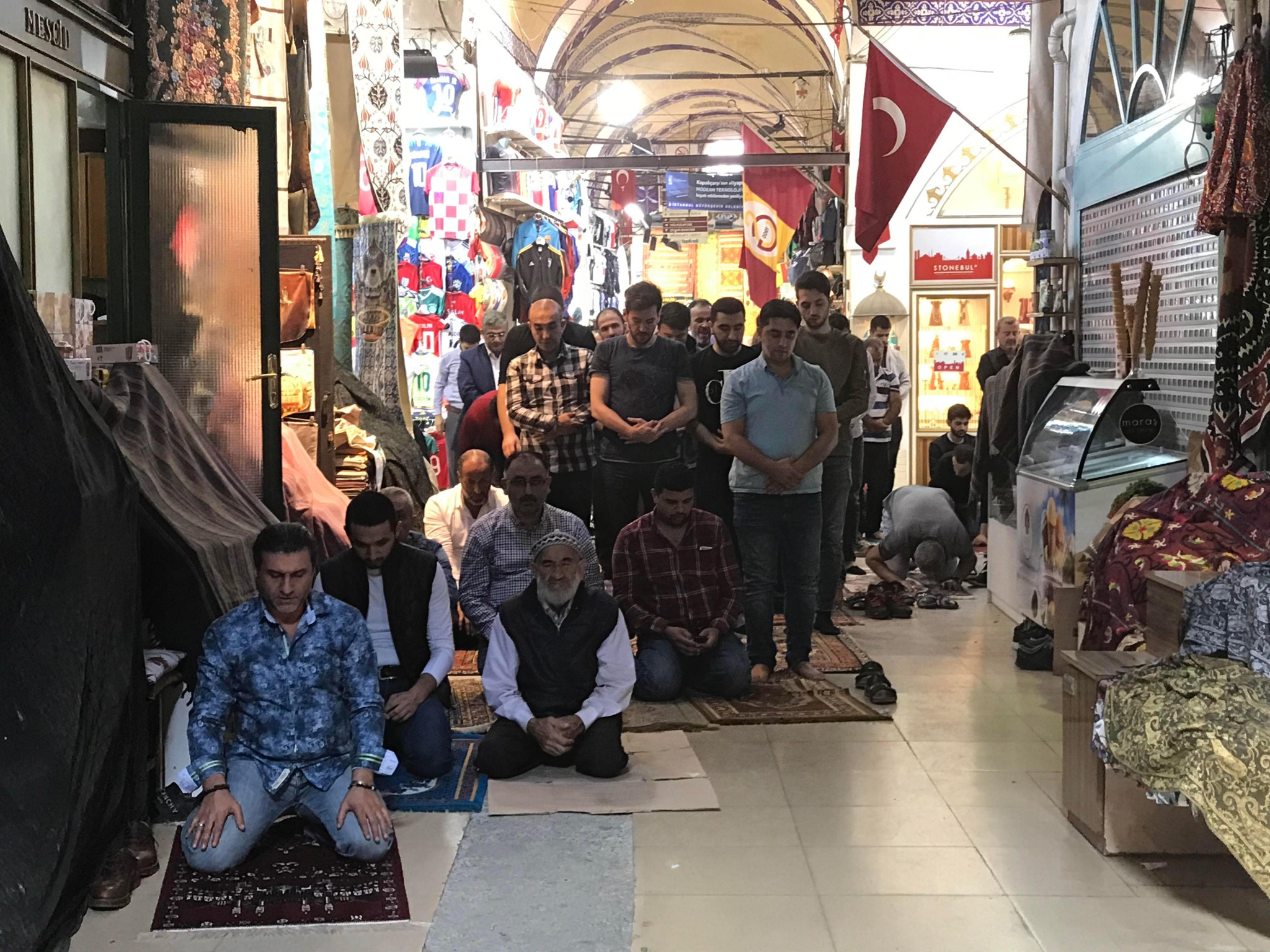 Esnaf bekledi Gürsel Tekin gelmedi