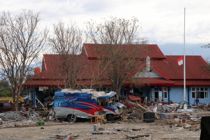 Endonezya’da felaketin bilançosu artıyor: Bin 944 ölü