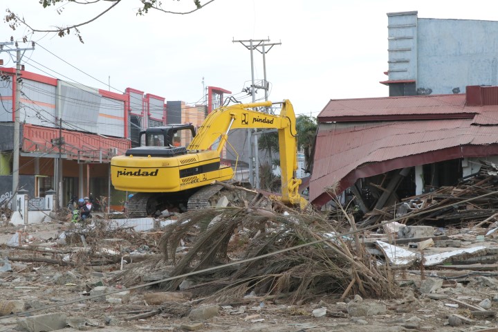 Endonezya’da felaketin bilançosu artıyor: Bin 944 ölü