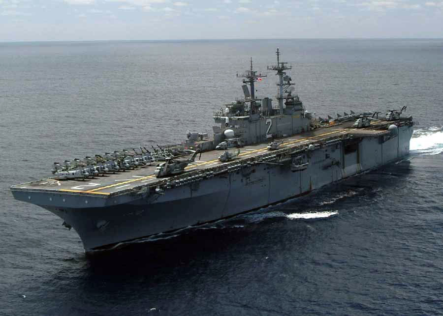 ABD uçak gemisi Essex LHD-2 Doha Limanı’nda