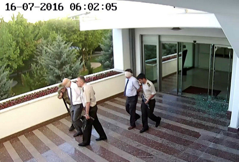 TSK’da FETÖ’ye süpürme harekatı! Kripto 4 bin 512 asker tespit edildi!