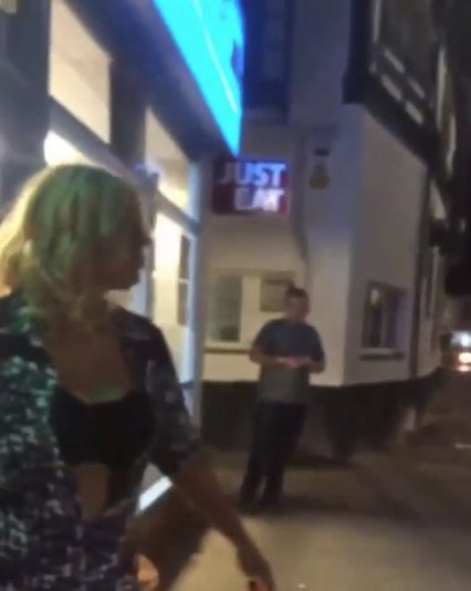 Son dakika haberi: Sokak ortasında yarı çıplak kadına... - O ülkede mide bulandıran olay!