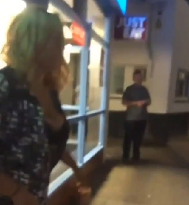 Son dakika haberi: Sokak ortasında yarı çıplak kadına... - O ülkede mide bulandıran olay!