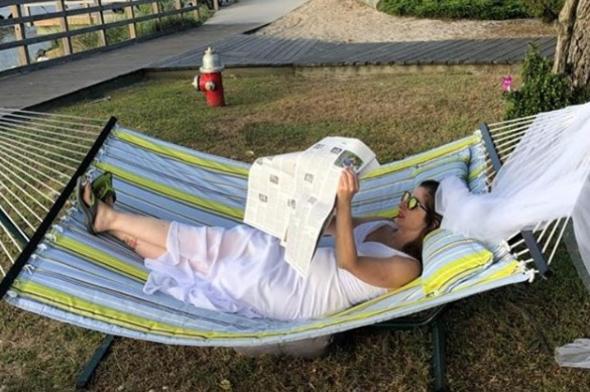 Gelinlik giyip sevdiği işleri yaparak...