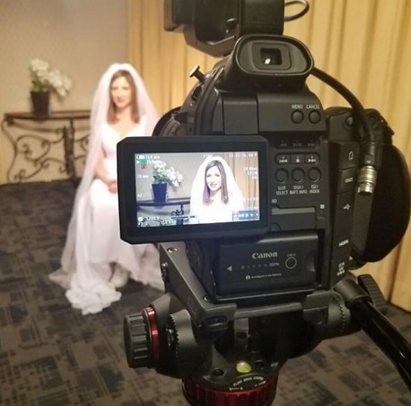 Gelinlik giyip sevdiği işleri yaparak...