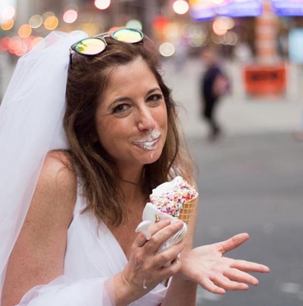 Gelinlik giyip sevdiği işleri yaparak...