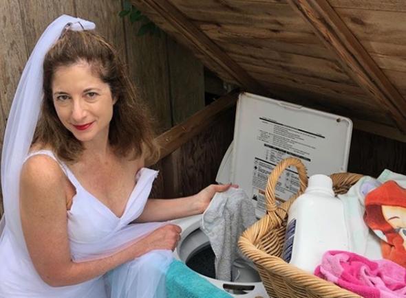 Gelinlik giyip sevdiği işleri yaparak...