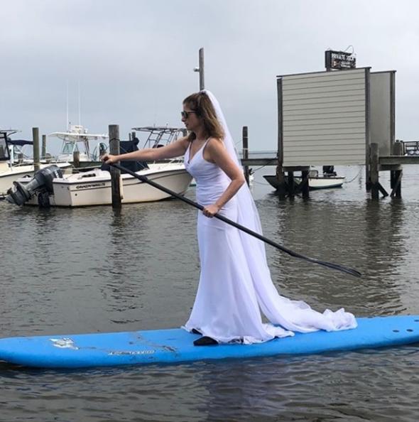 Gelinlik giyip sevdiği işleri yaparak...