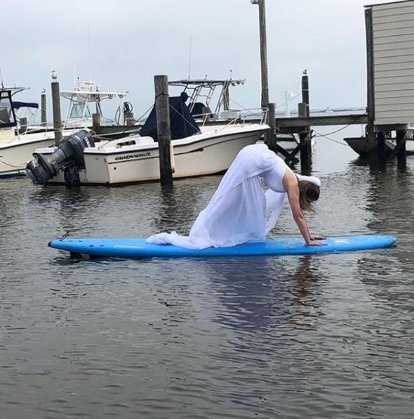 Gelinlik giyip sevdiği işleri yaparak...