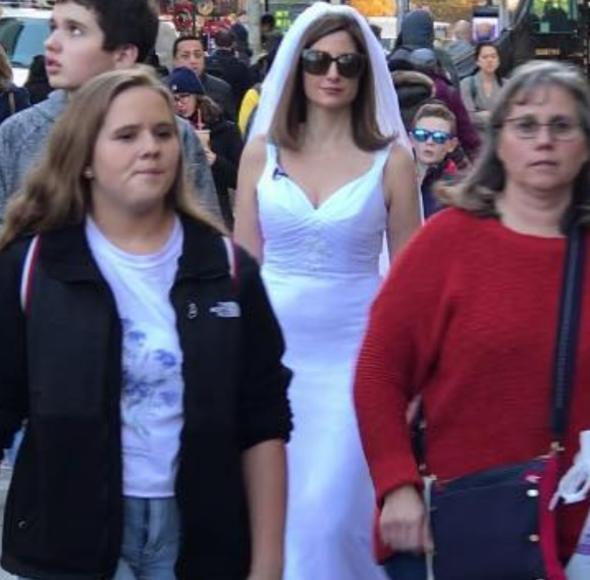 Gelinlik giyip sevdiği işleri yaparak...