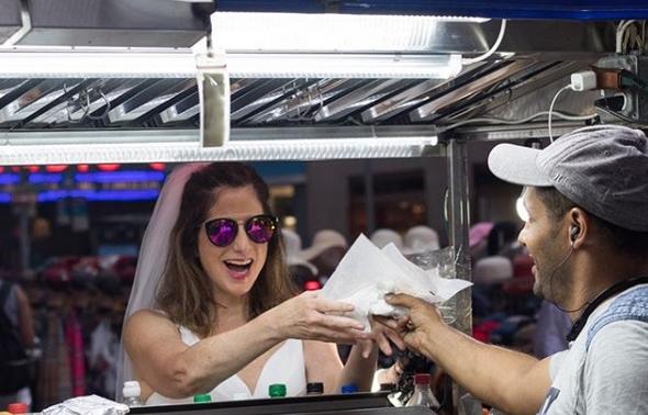 Gelinlik giyip sevdiği işleri yaparak...