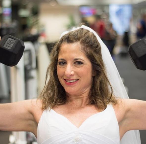 Gelinlik giyip sevdiği işleri yaparak...