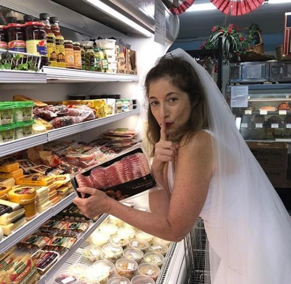 Gelinlik giyip sevdiği işleri yaparak...