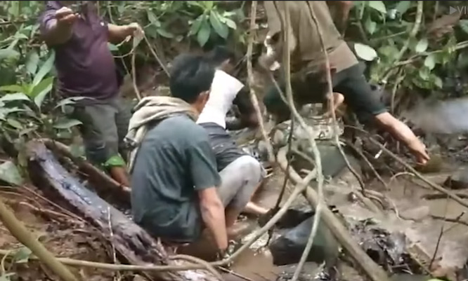 Balık tutmaya çalışırken pitona yem oluyordu! İşte o dehşet anları