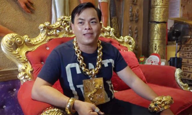 Sokağa çıkarken 13 kilo altın takıyor, 5 korumayla dolaşıyor