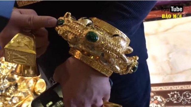 Sokağa çıkarken 13 kilo altın takıyor, 5 korumayla dolaşıyor