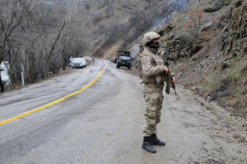 Son dakika: Savaş uçakları, teröristlerin sıkıştırıldığı mağarayı bombaladı. Hepsi öldürüldü