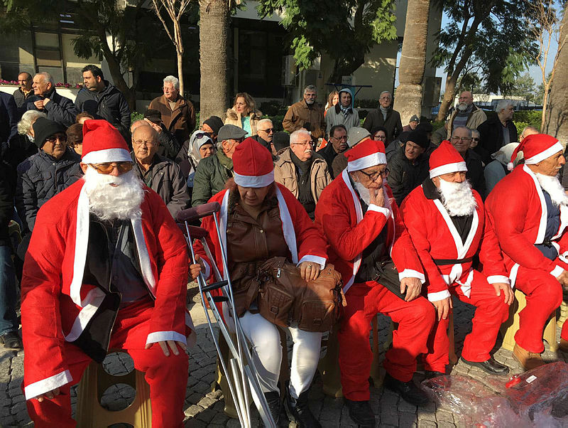 Balçova arsa mağdurlarından Noel Baba kıyafetli protesto