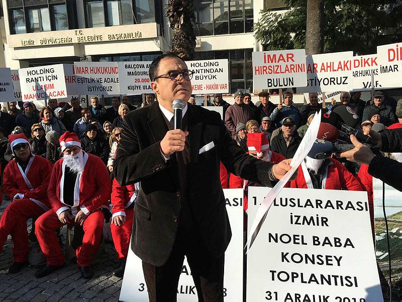 Balçova arsa mağdurlarından Noel Baba kıyafetli protesto
